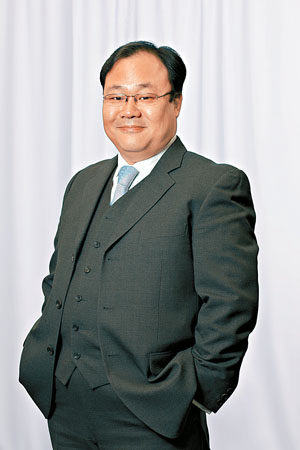 Simon Yen 助理分行經理