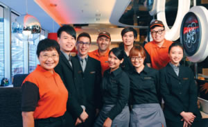 Pizza Hut招聘策略傾向多元化,除了吸納年輕勞動力外,針對某些特定的崗位,也會聘請南亞裔、聽障及聾啞人士,另設彈性兼職工作時段予不同生活需求的人士;有些工種也是不分年紀,亦歡迎退休人士重投勞動市場。