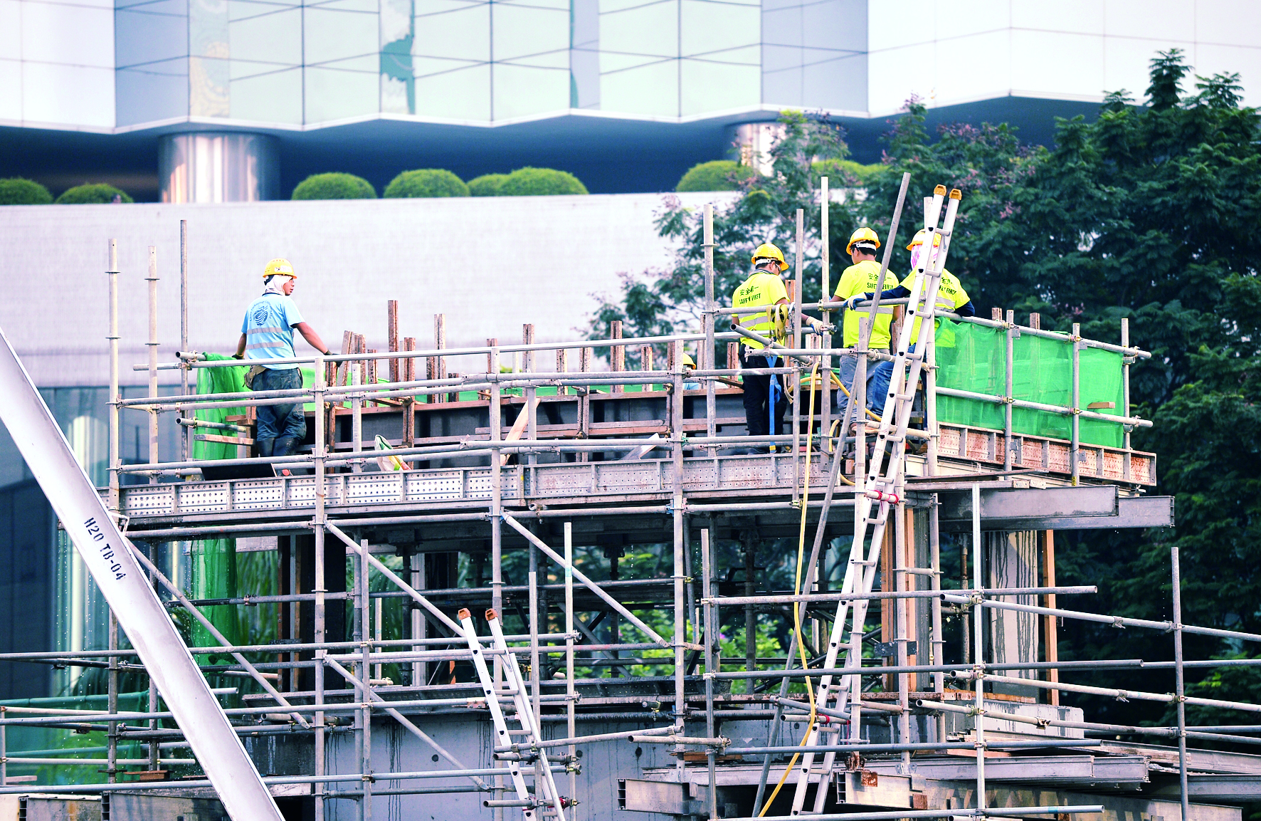 因應龐大基建工程和大型公屋項目的增加，建造業人士不愁工作和升職機會。