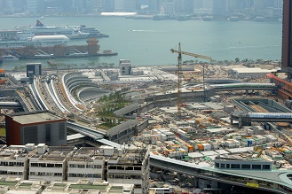 港珠澳大橋、高鐵等多個大型工程項目來到完工階段，有公司加薪一成半至兩成挖人救亡。