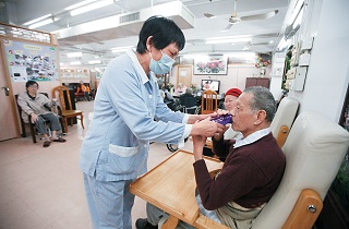 病人服務助理為病人提供臨牀個人護理服務、照顧起居飲食及個人衛生等。