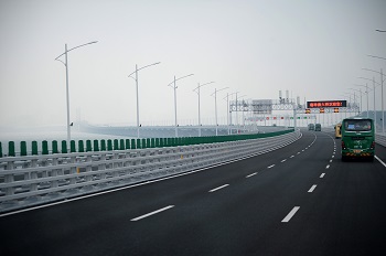 負責接載乘客往返港珠澳的司機，需要擁有香港、內地及澳門等三地牌照，若欠缺其中一地的牌照，便不能行駛往返三地