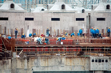 本港的建造項目繁多，政府預留二億元撥款擴大建造學徒計畫，亦鼓勵推動工程監督系統數碼化。