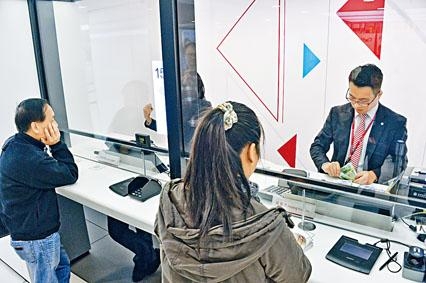 多名銀行界人士均指,整體理財產品銷售額顯著下跌20%或以上。