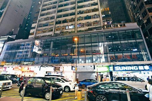 美國服裝品牌FOREVER 21，其在旺角的「巨無霸」分店，昨日突然結業。