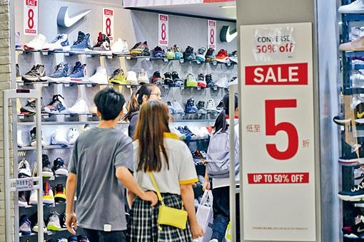  市道不景氣，位於旺角「波鞋街」店鋪已將部分貨品減至五折，較以往提早減價。