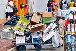 《施政報告》推出扶貧措施,希望鼓勵低收入基層人士持續就業。