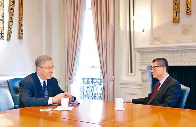 陳茂波在美與商界和投資界代表見面,交流對宏觀經濟及金融市場的看法,並解釋香港現時的情況。