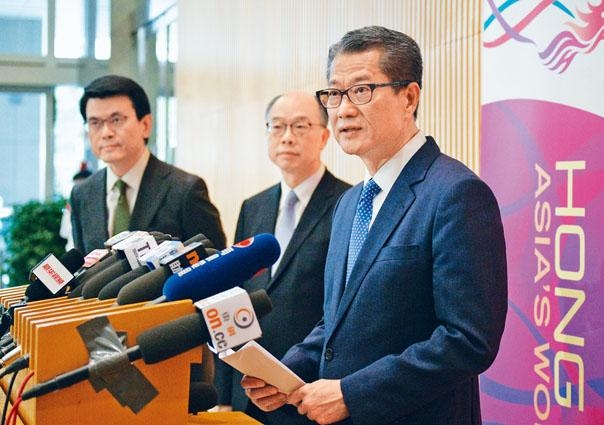 財政司司長陳茂波(右)、商經局局長邱騰華(左)和運房局局長陳帆,公布新一輪涉及二十億元開支的「撐企業、保就業」措施。