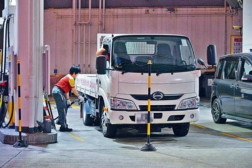 第三批企業紓困措施，將向運輸業商用車提供半年燃料補貼。
