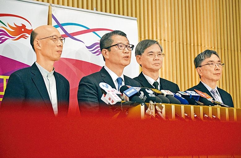陳茂波(左二)強調,政府仍會就經濟環境推出紓困措施。