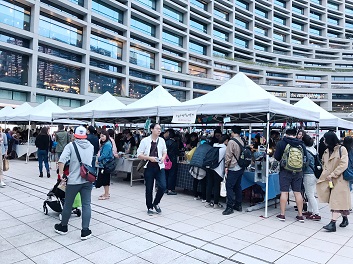 不少手作工藝師喜歡來台灣擺市集，想在海外尋求合作機會之外，更渴望跟人交流。