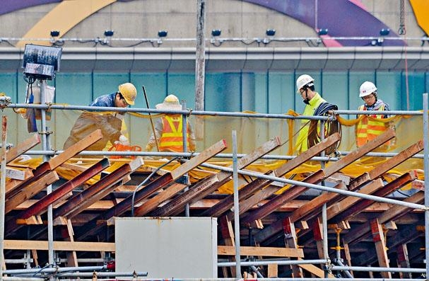 本港近月整體工程數量減少,令建築工人薪金減少及開工不足。