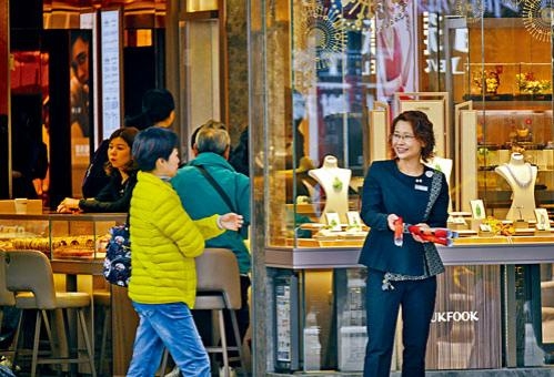 當局指與消費及旅遊相關行業(即零售、住宿及膳食服務業)業務仍然低迷。