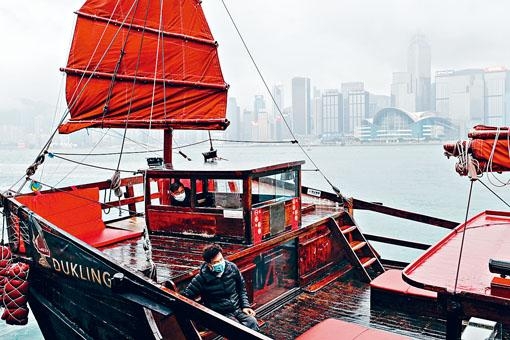 乘坐帆船遊覽的旅客亦戴上口罩。