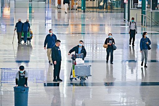 新冠肺炎蔓延至本港機場上月客貨運量均下跌。