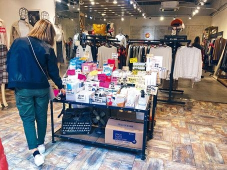 銅鑼灣有時裝店出售口罩等防疫產品,帶動時裝銷情。