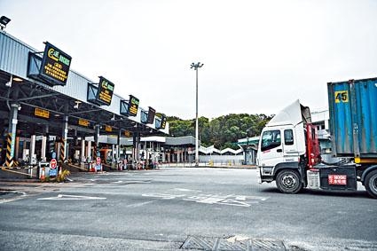 來往中港貨車回落至約六千架次，僅及以往三分之一。