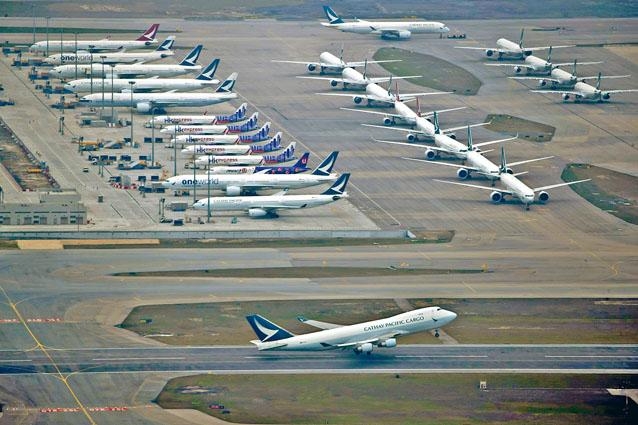 國泰受疫情影響大減海外航班，不少飛機停泊赤鱲角機場。　