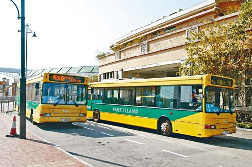 全港只有四十九條邨巴路納入補貼計畫，佔整體邨巴路約一成六。