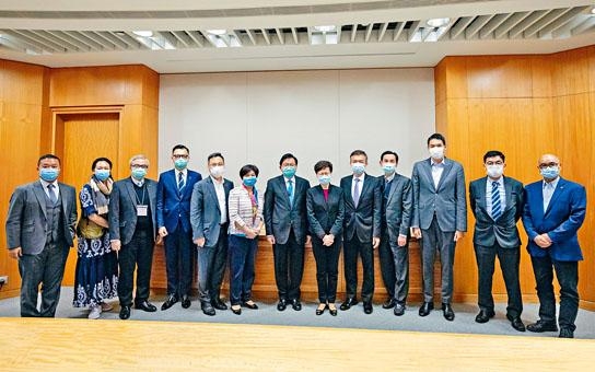 林健鋒(左七)聯同製造業及進出口業界代表,與特首林鄭月娥會面。