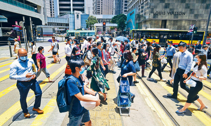 本港失業率急升一個百分點，至百分之五點二，創超過十年新高。