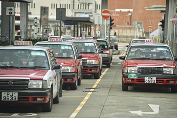 近年業界吸引大學畢業生、家庭主婦兼職，替更、半更、夜更等，短至六小時，在正職以外幫補收入，亦可滿足開車的樂