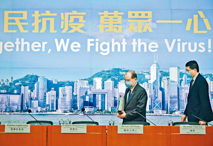 張建宗(右二)呼籲市民包容,並提議打工仔買外賣回寫字樓進食。