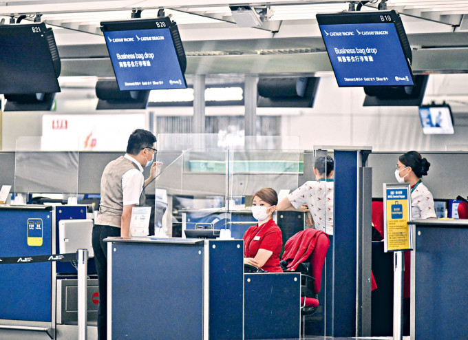 本港爆發第三波疫情，航空需求再次急跌，國泰預計長途航班難以在短時間內復甦。