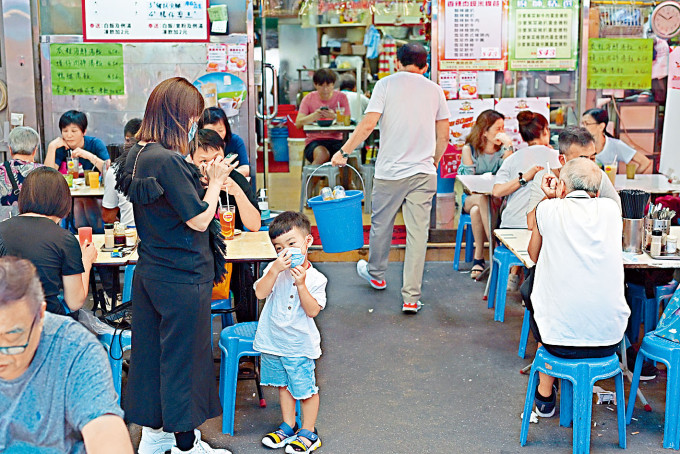牛池灣一帶食肆內人流增多。