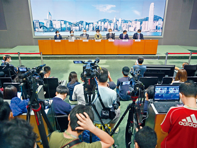政府推出第三輪防疫抗疫基金,協助市民渡過難關。