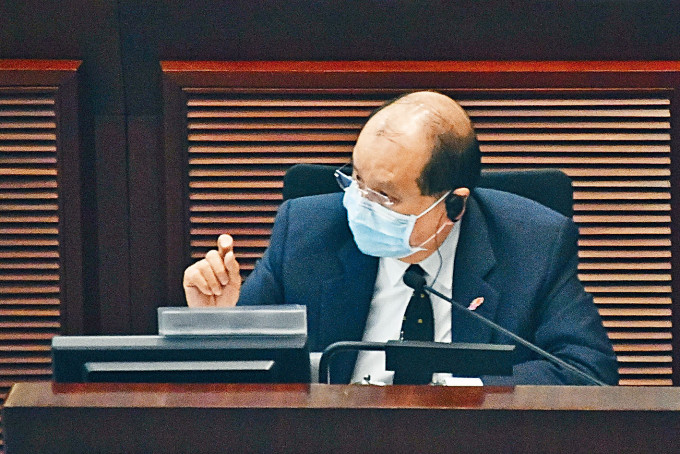 張建宗指港府與內地及澳門正緊密聯繫,爭取在疫情穩定後通關。