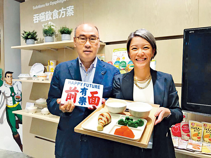 社企創辦人文慧妍再度參加「後50.實習生計畫」,聘用退休人士Davy(左)。