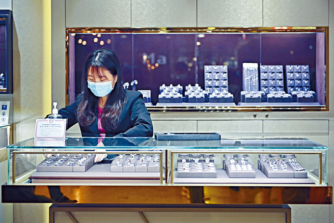 珠寶首飾、鐘表及名貴禮物的銷貨價值下跌百分之二十五點七。
