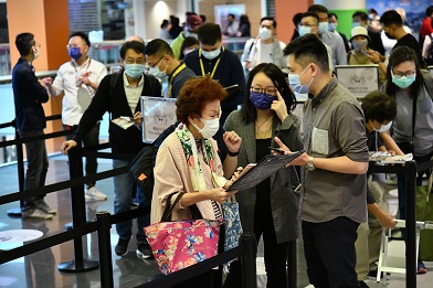 有行業看準航空業人才具備的軟性技巧與服務客人的工作性質，紛紛提供免費課程協助轉型，亦有公司招募逾百名曾任職航空、酒店及其他行業人士，提供在職培訓及新工作機會。