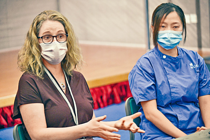 參與自選兼職計畫的醫生林淑慧(左)及護士盧秀玲(右)。