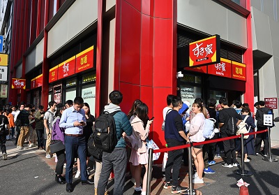 日本牛丼連鎖店SUKIYA牛丼連鎖店大受港人歡迎，分店外經常會出現排隊人龍。