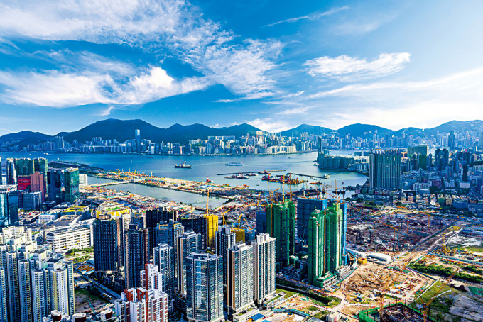疫情影響所及,粵港駁船航線料需暫停一個月,本港建築物料供應將會中斷,全港地盤或被逼停工。
