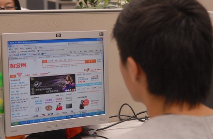 新冠肺炎疫情爆發以來，互聯網企業積極履行社會責任，為抗擊疫情、促進複產復工發揮了積極作用。
