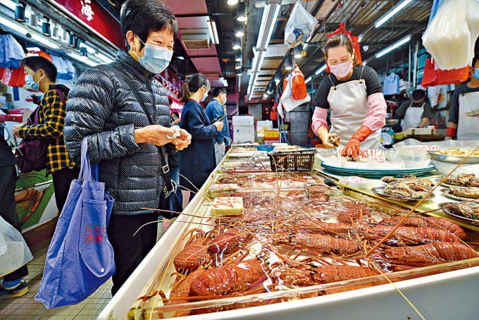 限聚令下的冬至,不少市民到街市買餸做節。