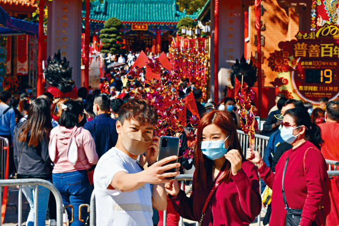 新春假期旅遊熱點黃大仙祠逼滿善信，疫情緩和，本地旅行團有望三月重推。