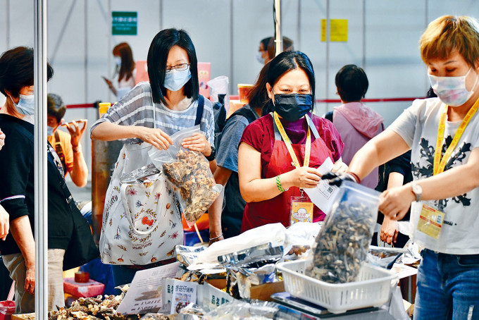 一連五日在會展舉行的春季美食節閉幕，在防疫不設試食之下，參展商生意較以往差。