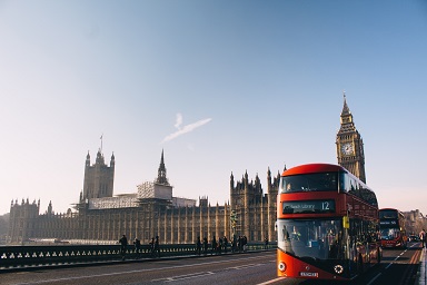 英國政府去年宣布BNO持有人及其受養人可逗留英國五年，期間可在當地工作及讀書，住滿六年便可申請入籍。