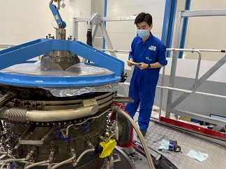 李國駿有機會於本地公司實習期間觀察飛機發動機（勞斯萊斯–Trent-XWB型號）部件拆除過程。