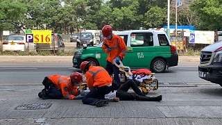 提供緊急救護服務、送院前護理服務，並執行與救護相關職務是救護員的日常。