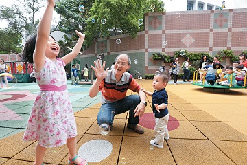 祖父母託兒在現今社會十分普遍，但有學者指出，該方式儘管有助解決託兒問題，卻並非適合所有家庭。