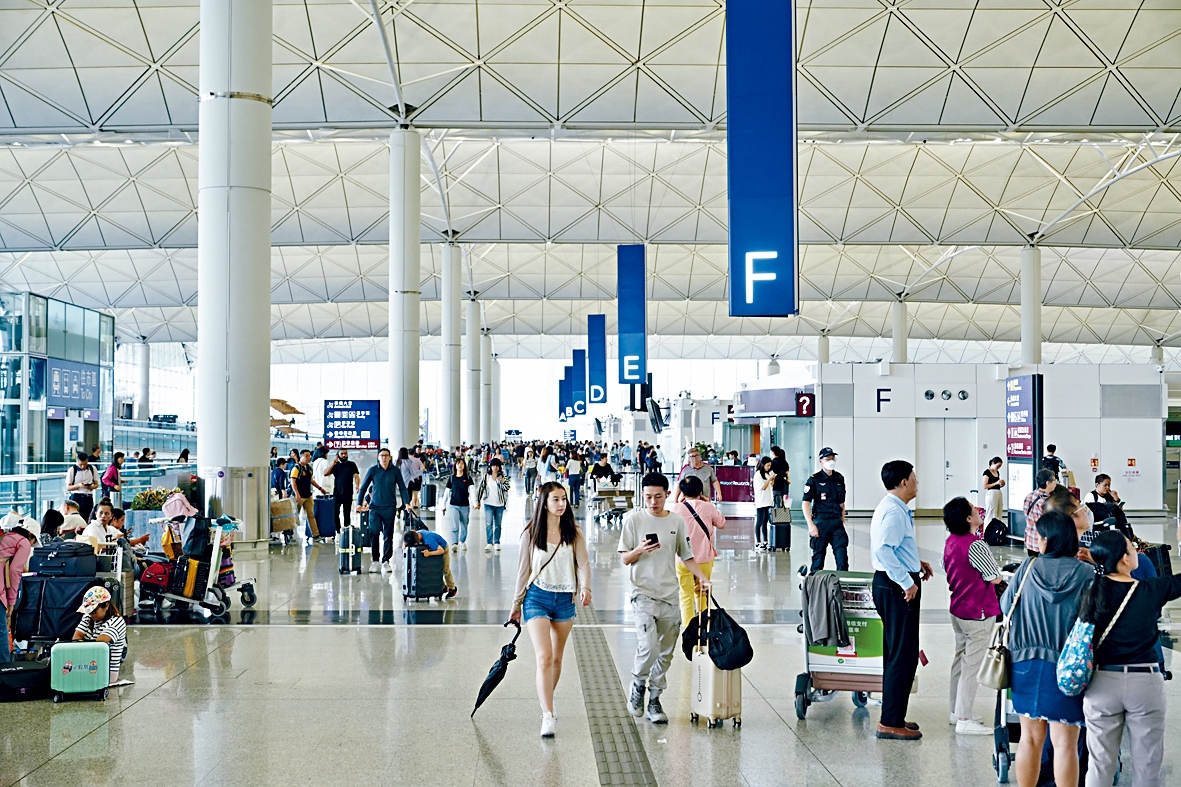  勞工界質疑航空業外勞批出配額速度過快，影響本地僱員通過加班費獲取理想薪酬。