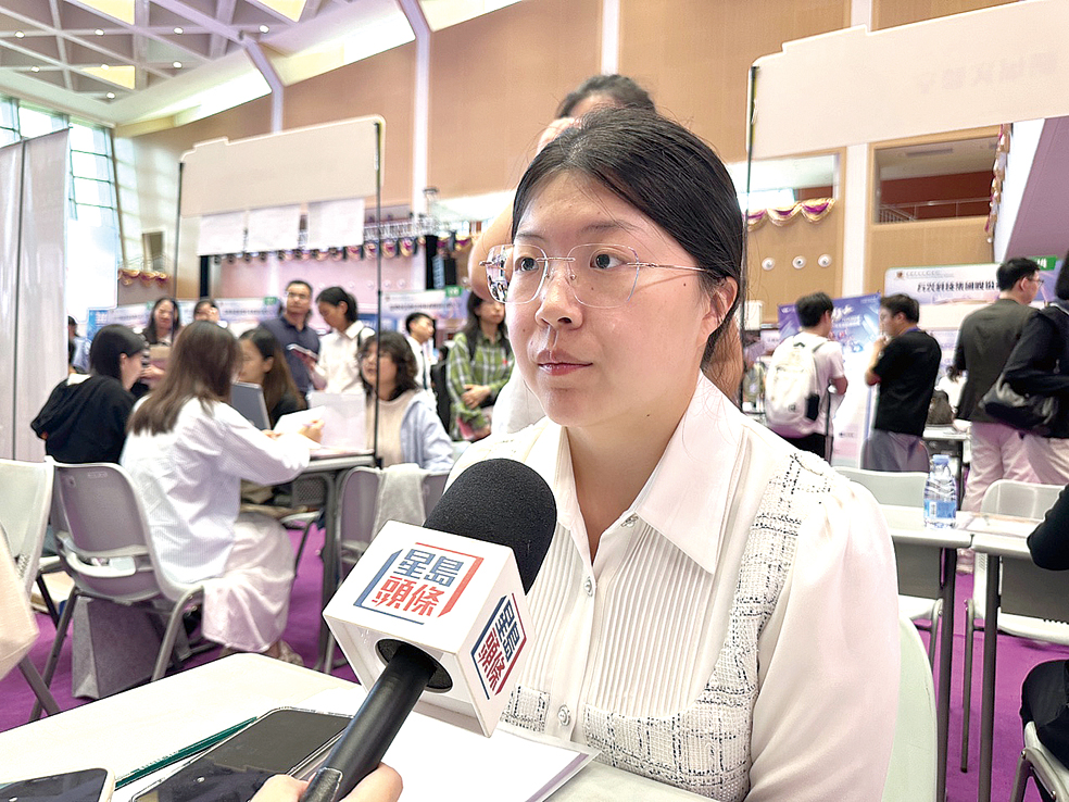 新世界（中國）地產投資有限公司人力資源代表歐女士表示，今次招聘會人頭湧湧，企業質量高。