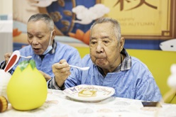 本港越來越多長者患有吞嚥障礙，糊餐、碎餐及軟餐等「照護食」的需求增加。