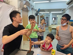 李詠豪多年來努力進修飼養兩爬動物的知識，希望市民反思一時衝動或一窩蜂心態飼養的不良心態。